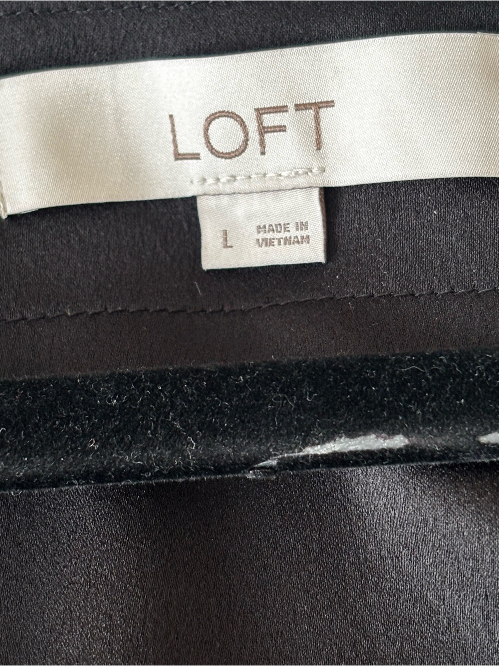 LOFT Pleated V-Neck Mixed Media Top Black Size Large - Picture 3 of 4